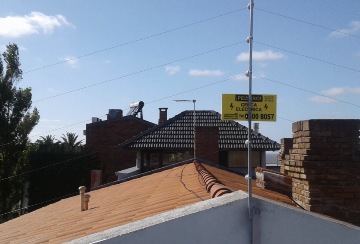 Instalación de cerca eléctrica de seguridad en edificio